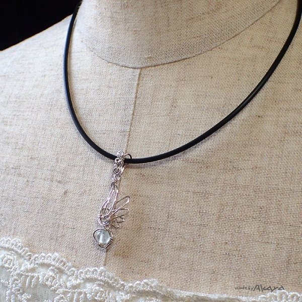 画像2: 片翼天使のペンダント ナチュラルトパーズ (2)